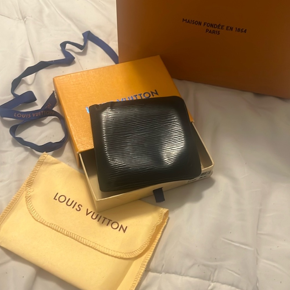 Men’s LV epi befold wallet